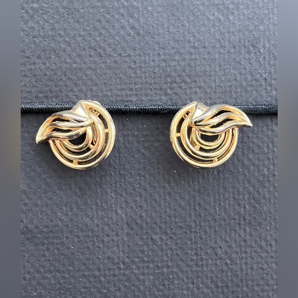 Crown Trifari Brooch and Earrings - Picture 4 of 6